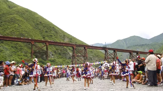 Carnaval tradicional en el Viaducto El Toro con trajes típicos